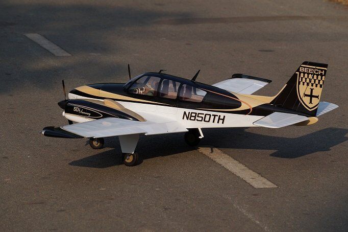 Beechcraft Baron schwarz/weiß - 1750mm